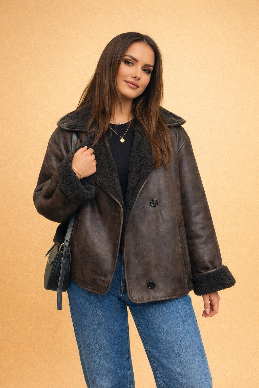 Miękka krótka kurtka fleece damska z kołnierzem - Alina Detail